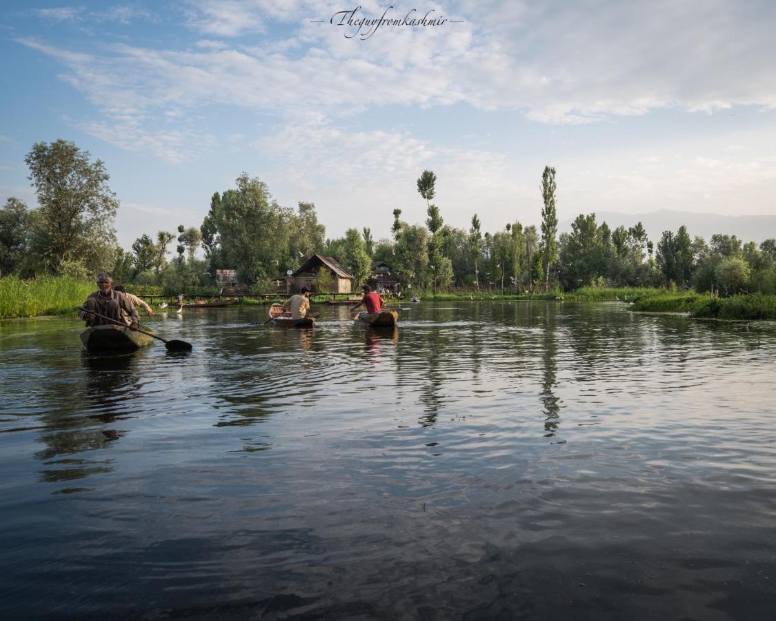 Welcomheritage Gurkha Houseboats Srinagar  Exterior photo